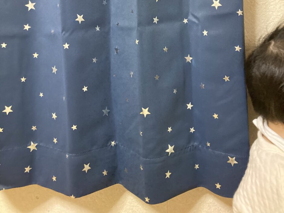 ニトリの遮光カーテンで子供の寝室が星柄になってかわいい それでも親になる